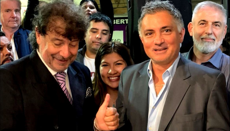 Pareja y Daniel Mollo encabezaron un acto en San Matin y los recibieron a baldazos de agua fría