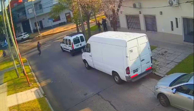 Robo piraña en La Matanza: lo vieron bajar del auto y en la esquina de la casa solo le dejaron las bolsas con las compras