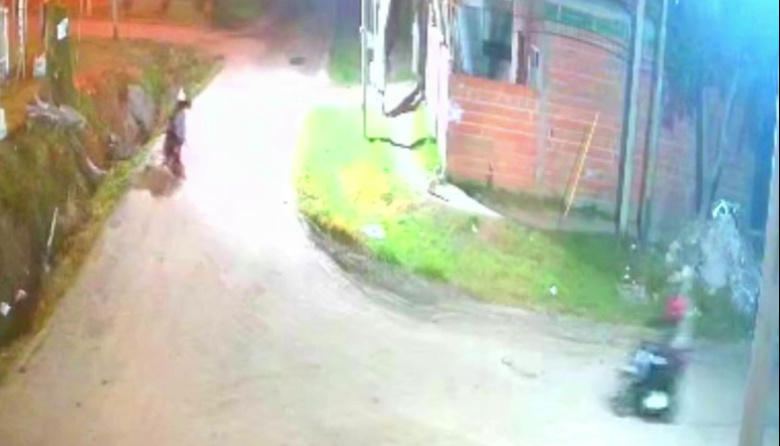 Escapaba de ladrones, perdió el control de la moto y cayó a la zanja con la acompañante