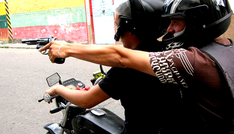 En Villa Luzuriaga y a mano armada, le robaron la moto cuando se iba a trabajar