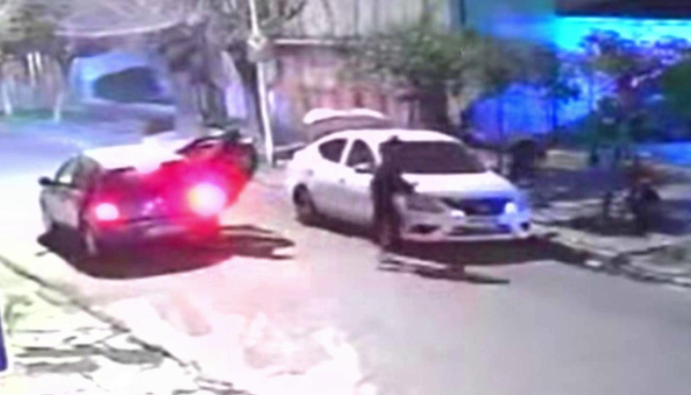 Violenta emboscada en Ramos Mejía: lo observaron estacionar, dieron una vuelta y atacaron cuando bajó del rodado