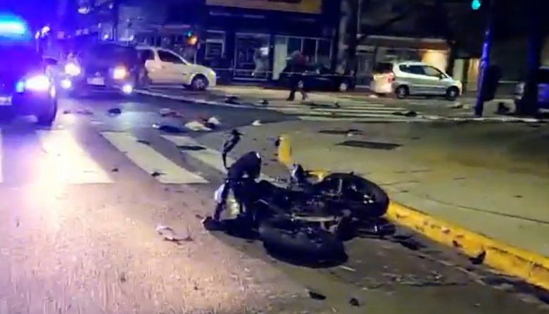 Choque fatal en CABA: un motoquero falleció tras una violenta colisión con un automóvil