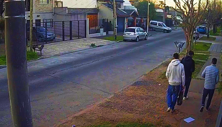 En La Matanza y frente al hijo de 12 años, jóvenes ladrones ejecutaron a una mujer dentro de su auto