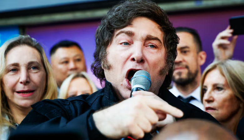 Milei publicó una foto falsa del acto en Moreno donde aparece más gente de la que había