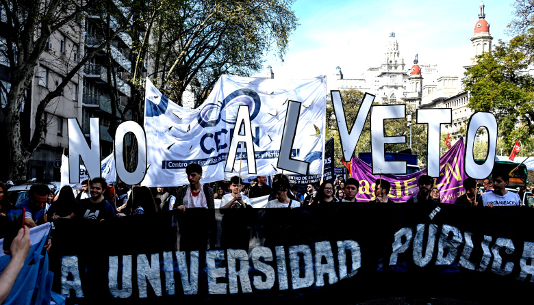 Con el peso de una marcha multitudinaria, Diputados rechazó los vetos de Milei