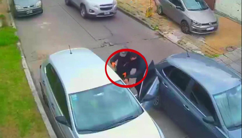 En la calle de los robos, a un automovilista le sacaron hasta la ropa