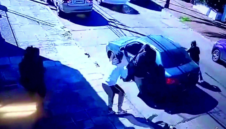Mujer sufrió una feroz emboscada en La Matanza: le cruzaron el auto y le robaron con la modalidad piraña
