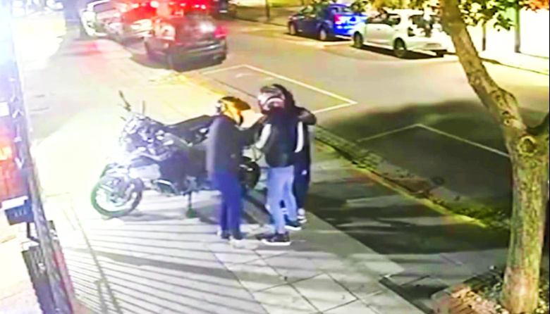 CABA en modo Conurbano: estacionó en la puerta de la casa y le robaron hasta la ropa
