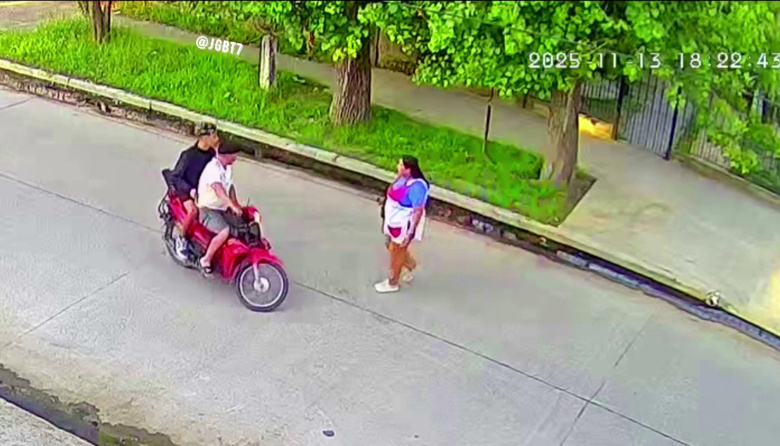 Maleducados en moto asaltaron a una maestra cuando regresaba de dar clases en una escuela