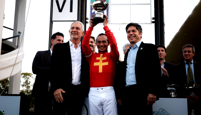 Kicillof acompañó los festejos de La Plata y destacó la gestión en la capital bonaerense