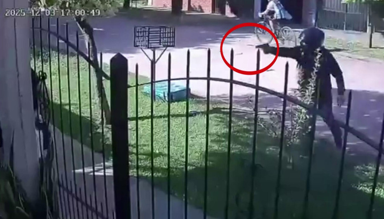 Horrible momento en Merlo: aguardaba su turno en un salón de belleza y motochorros la arruinaron