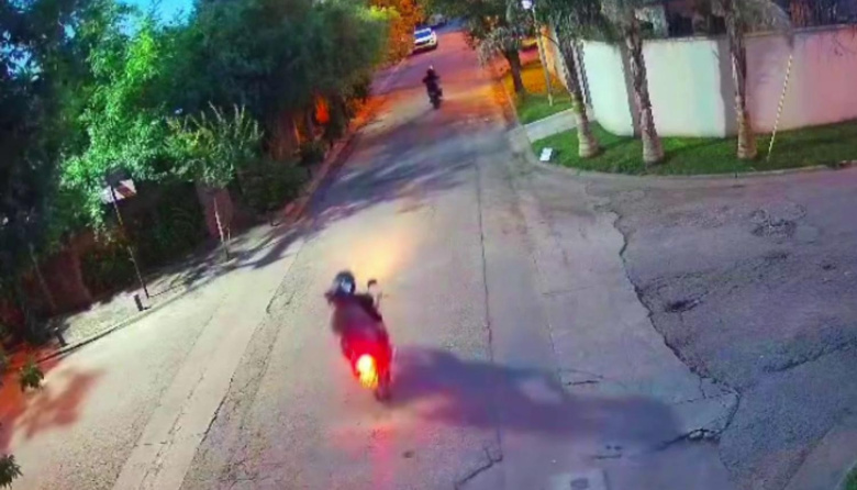 En Ciudad Evita no tienen paz: motochorros le robaron el auto y se despidieron con un bocinazo