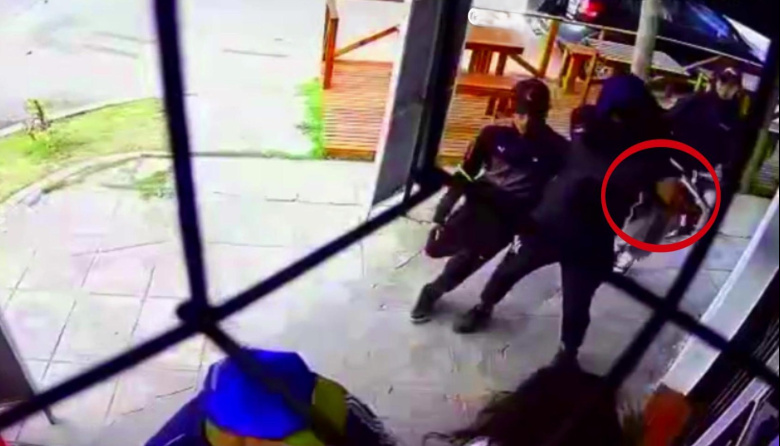 A las 7:30 am paró en un kiosco y fue asaltada por jóvenes "pirañas" fuertemente armadas
