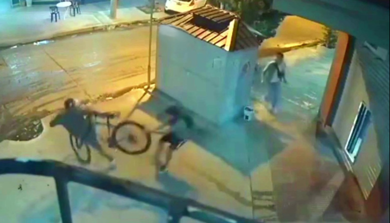 Motochorro buscó robar una bicicleta y los vecinos lo intentaron linchar
