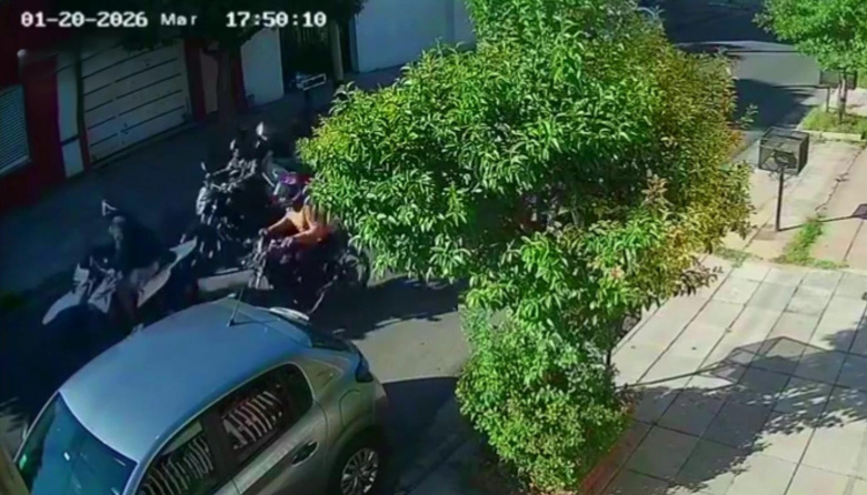 Manada de motochorros armados lo rodeó y le robó el vehículo a plena luz del día