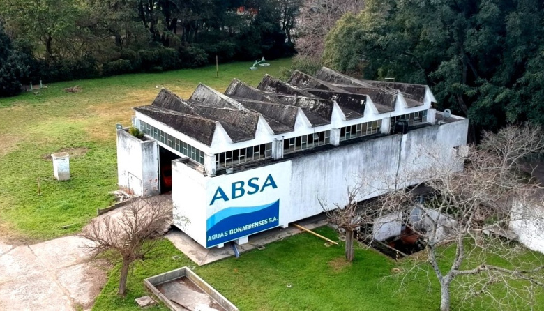 Denuncian a ABSA por el exceso de contaminación en el Río de La Plata