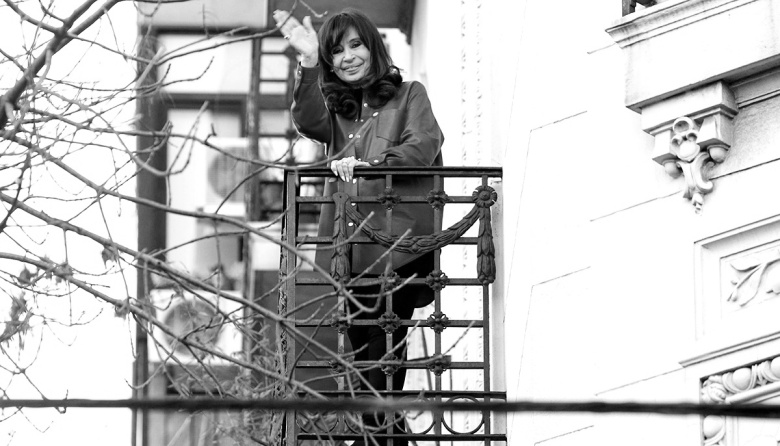 Cristina quiere quedarse con el reflector político y salió a frenarle el carro a Kicillof