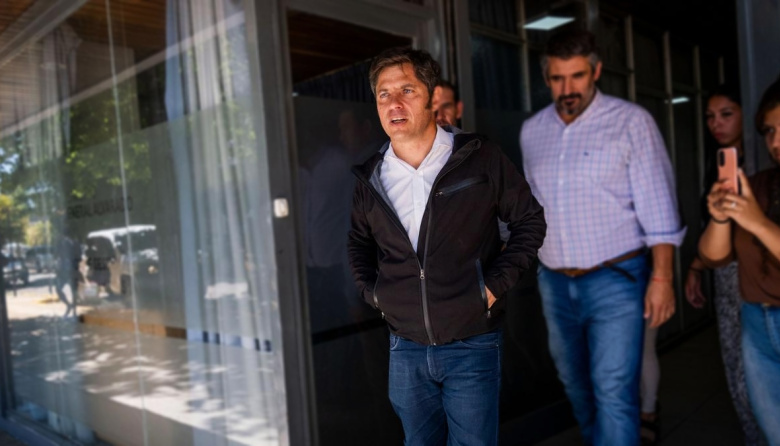 Contra la espada y la pared: Kicillof tuvo que frenar su gira federal para apagar el incendio bonaerense