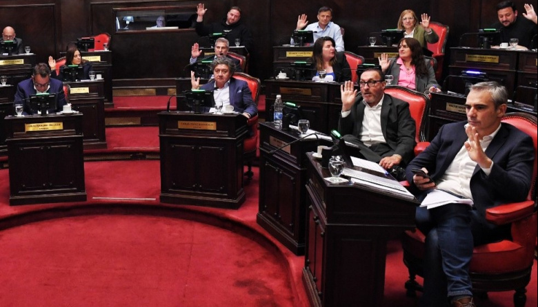 En medio de la discusión por las comisiones, el Senado alista una sesión especial y calienta motores