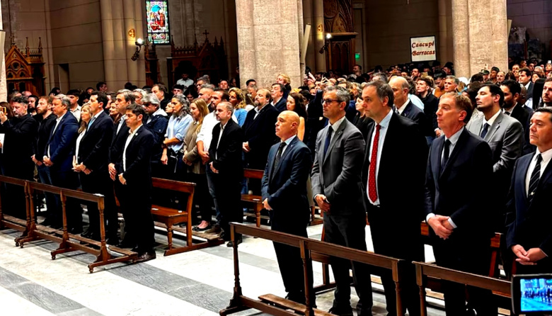 Un homenaje al papa Francisco logró una foto entre Kicillof, Adorni, Santilli y Sturzenegger