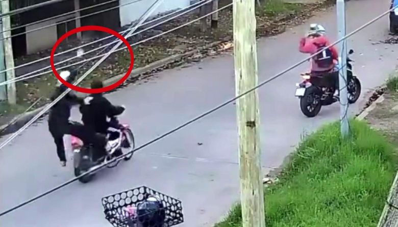 Motochorros robaron un vehículo a los tiros y se cruzaron con la policía cuando escaparon