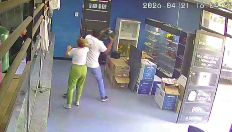 Reclamaba por el funcionamiento de un motor, no lo atendieron y rompió todo