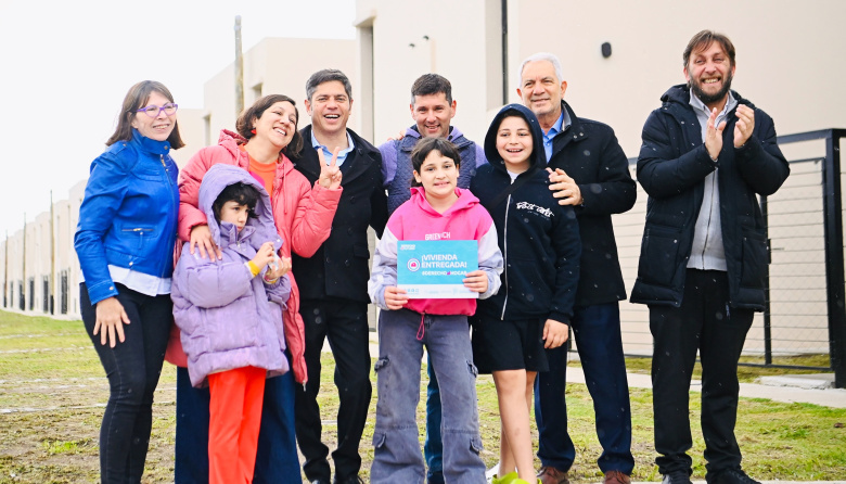 Una entrega simulada, casas inundadas y grietas por todas partes: el escándalo de las viviendas de Kicillof