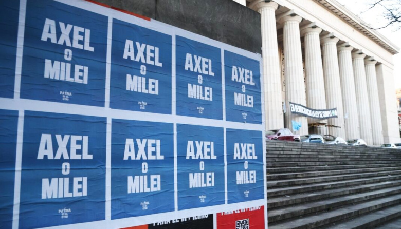 "Axel o Milei": la sugerente campaña de afiches que desafía al cristinismo de cara al 2027