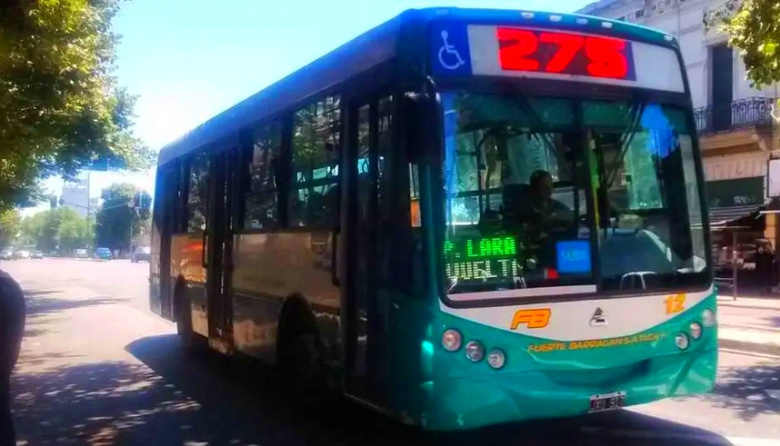 Al filo de la tragedia: colectivo rozó a una ciclista y por centímetros no la aplastó