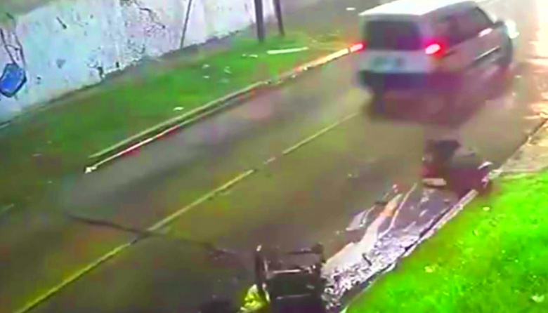 Un hombre en silla de ruedas fue atropellado y abandonado por un automovilista