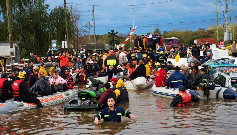 Ante la "discriminación" de Milei, Kicillof desembolsa $1,3 billones para contener la tormenta "El Niño"