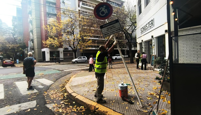 Tolerancia cero en Caba: fuertes multas a los falsos carteles de estacionamiento para discapacitados