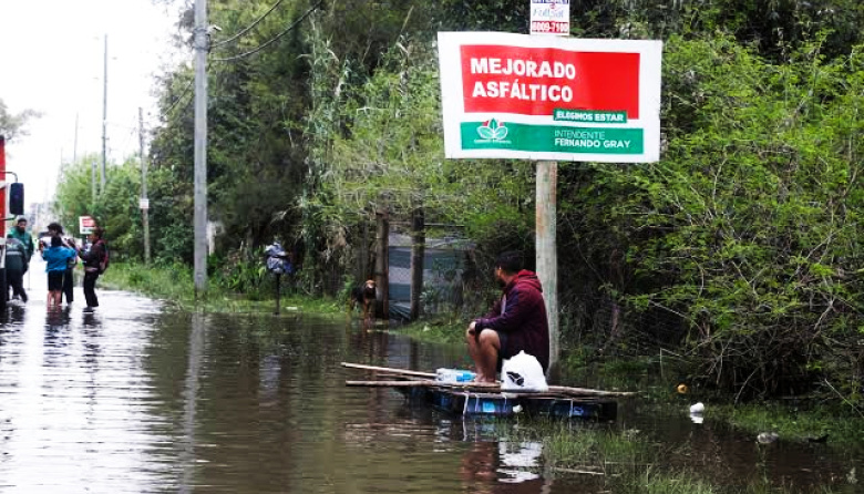 Bronca en Esteban Echeverría: vecinos reclaman por falta de luz y calles intransitables por la lluvia