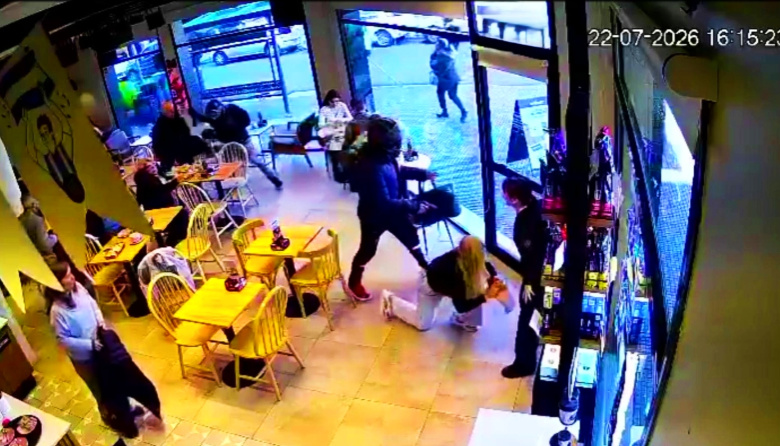 En una zona bancaria y comercial, clientes de una cafetería fueron asaltados por motochorros
