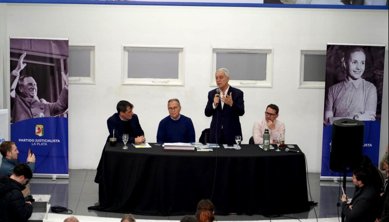 En modo candidato: Alak se juntó con Descalzo, encabezó un acto del PJ y llamó a la unidad peronista