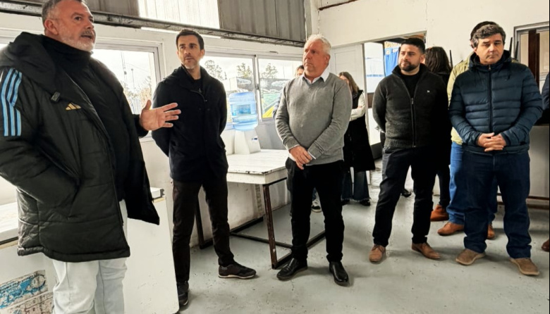 Petrecca llevó el "Programa Dibu" a Carlos Casares para apoyar a los clubes de barrio