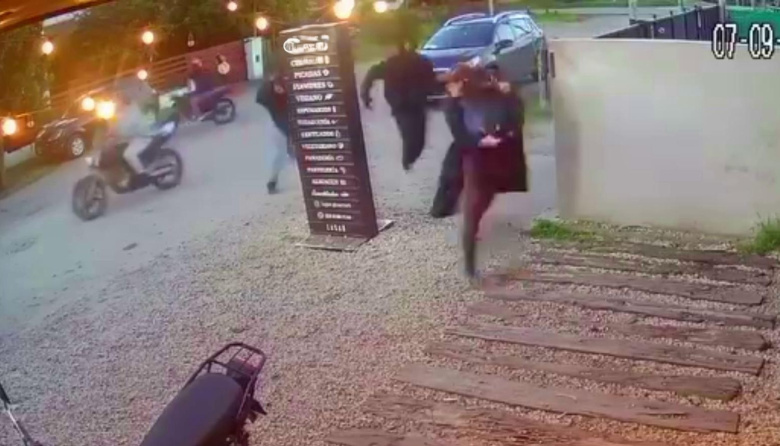 Raid delictivo en Mar del Plata: en cinco minutos asaltaron a una mujer y a un vecino le robaron el auto