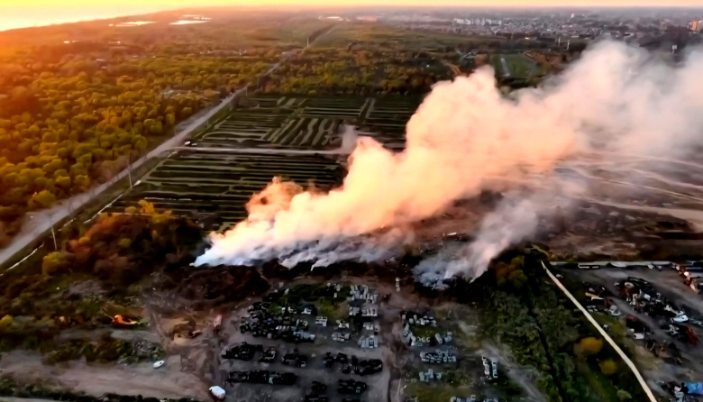 Incendio en un predio de la Ceamse en Avellaneda: el humo invadió la autopista Buenos Aires-La Plata