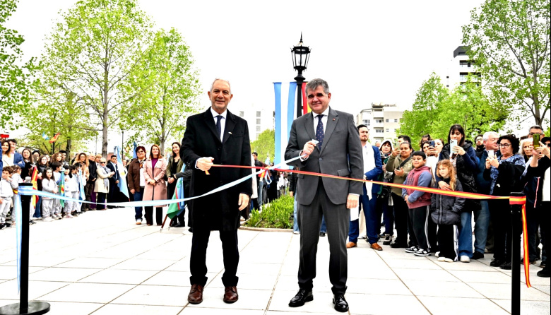 Recuperación de espacio público: Alak inauguró la renovada Plaza España