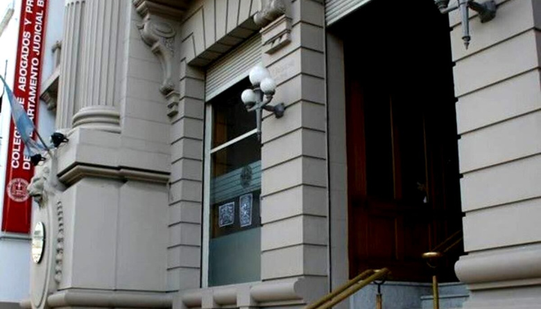 Bahía Blanca: denunciaron al titular del Colegio de Abogados Bonaerense por presuntos contratos millonarios con el Municipio