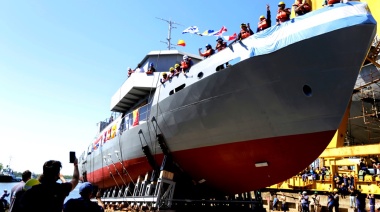 Kicillof presenció la botadura de embarcación construida en el Astillero Río Santiago