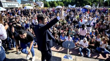 Kicillof se acercó a Olavarría y aseguró que con Milei las obras y proyectos "están en riesgo"