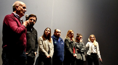 Kreplak visitó a un intendente peronista para proyectar el documental “Pandemia” en el Cine municipal