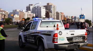 Agente municipal de Mar del Plata noqueó a un hombre inmovilizado y el intendente lo festejó