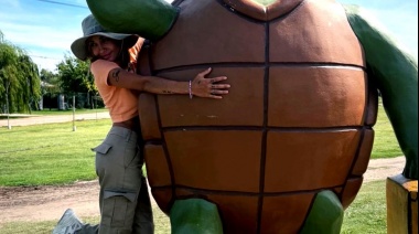 Zurro celebró la foto del abrazo de María Becerra a la tortuga Manuelita de Pehuajó