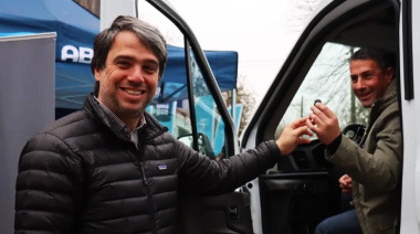 En medio de las quejas por el servicio, el presidente de ABSA se pasea con una campera de medio millón