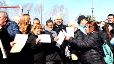 Alak recorrió La Plata en campaña y pidió a los vecinos “votar para seguir con las obras”