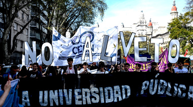 Con el peso de una marcha multitudinaria, Diputados rechazó los vetos de Milei