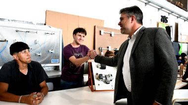 Hourcade recorrió la ExpoTécnica junto a estudiantes de Magdalena