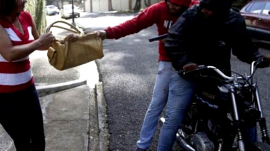 A la misma hora y en diferentes localidades de Merlo, motochorros atacaron de manera brutal